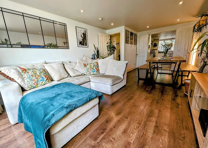 Modern Well Presented Apartment With Garden