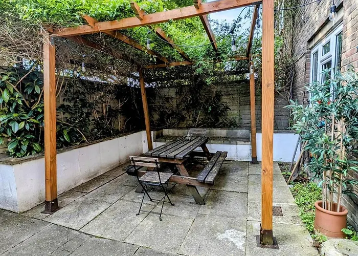 Modern Well Presented Apartment With Garden