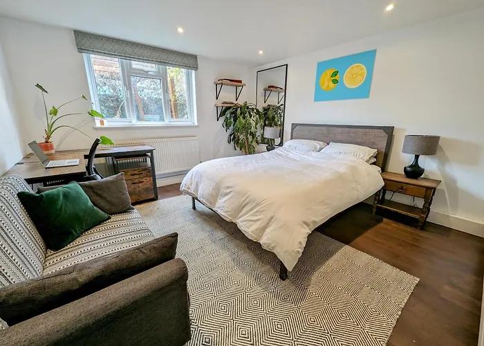 Modern Well Presented Apartment With Garden